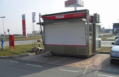 Na mjesta za invalide pred centrom 'parkirali' kiosk 