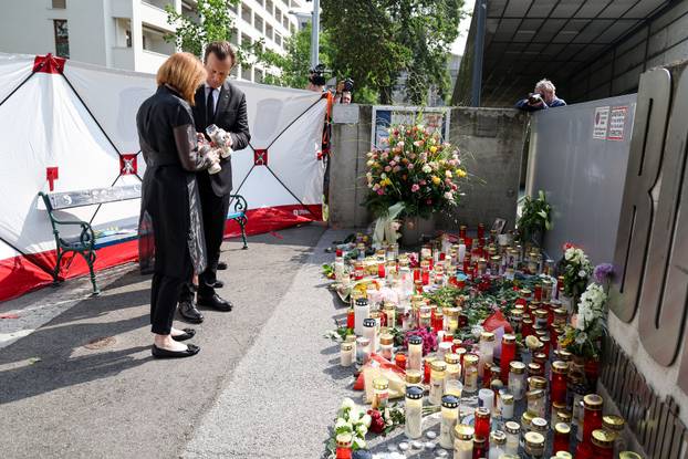 Graz: Dan nakon pokolja u školi brojni građani i učenici polažu cvijeće i pale svijeće za ubijene