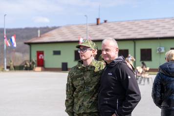 Sve&ccaron;ana prisega ro&ccaron;nika na temeljnom vojnom osposobljavanju u Slunju