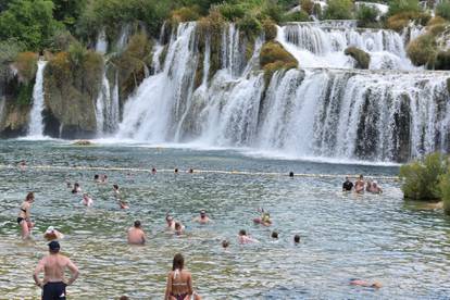 Turisti uživaju u ljepotama i kupanju na Slapovima Krke