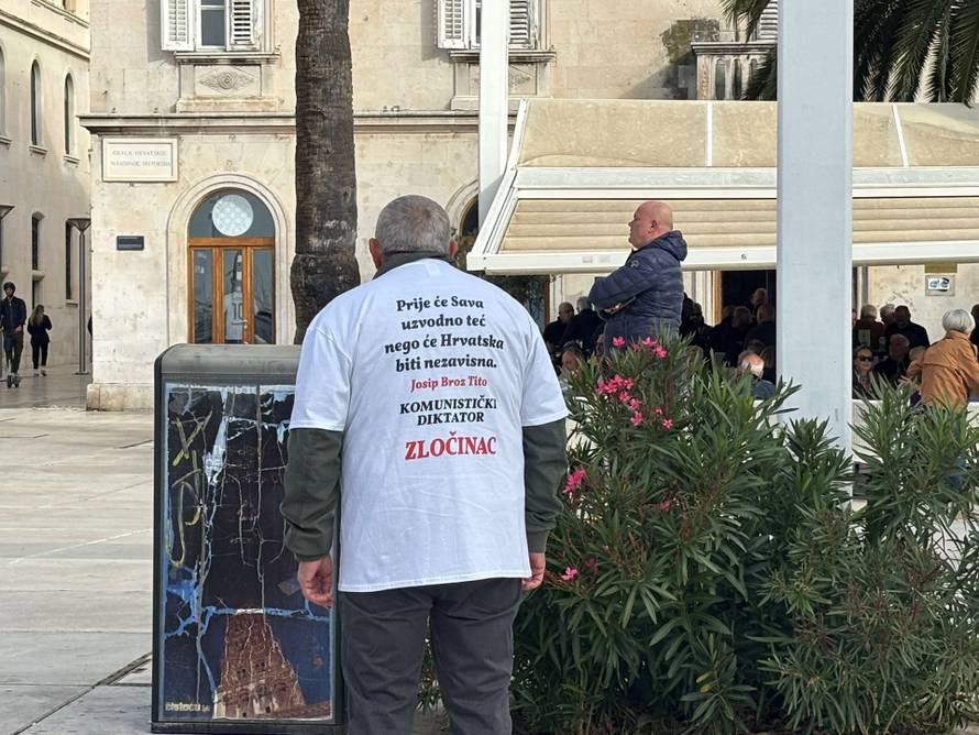 FOTO Gotov prosvjed na Rivi: Torcidaši su došli pred zgradu suda i urlali 'Za dom spremni'