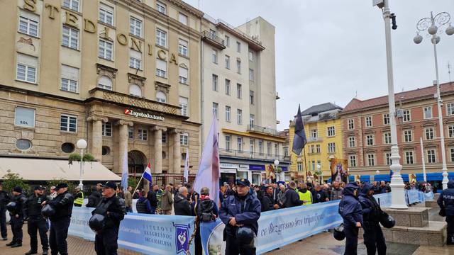 VIDEO Nije ih spriječila kiša: Molitelji i ove subote na Trgu, uz njih stigli i protuprosvjednici