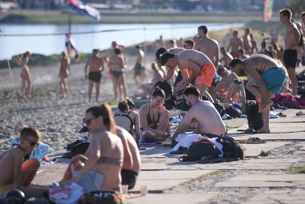 Osijek: Osječani pronašli osvježenje kupanjem na Dravi