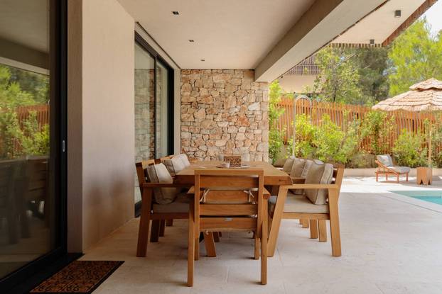 FOTO Prekrasna vila na Hvaru dobila je nagradu za dizajn - neprimjetno uranja u okoliš