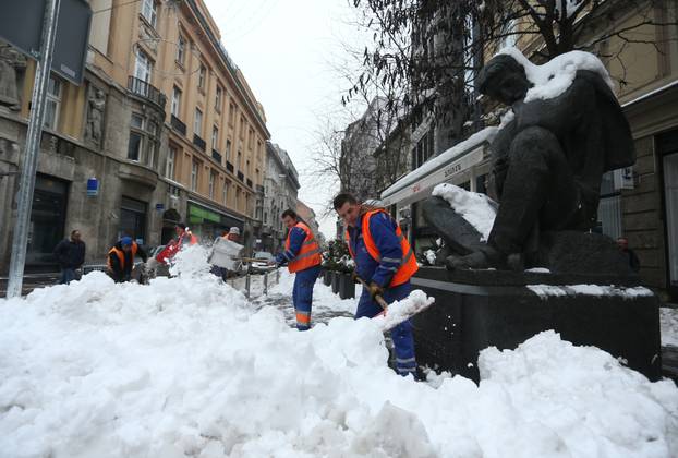 Zagreb: Djelatnici zagrebačkog Holdinga čiste snijeg po gradu