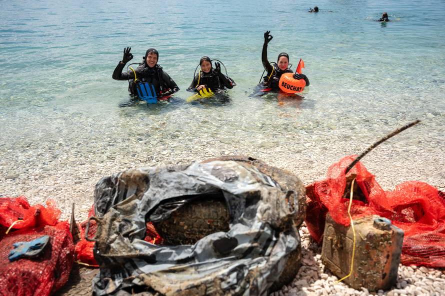 U velikoj akciji čišćenja plaže i luke Krilo  prikupljeno preko tri tone otpada