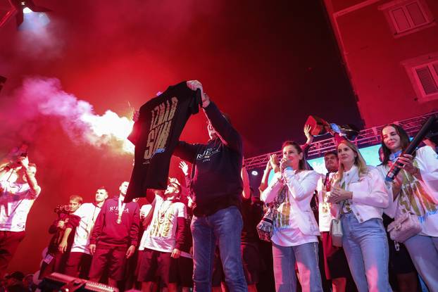 Igrači HNK Rijeka s navijačima na Korzu proslavili osvajanje prvenstva Hrvatske