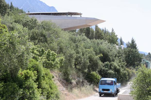 Neobična građevina u obliku velikog glisera gradi se u Baškoj Vodi