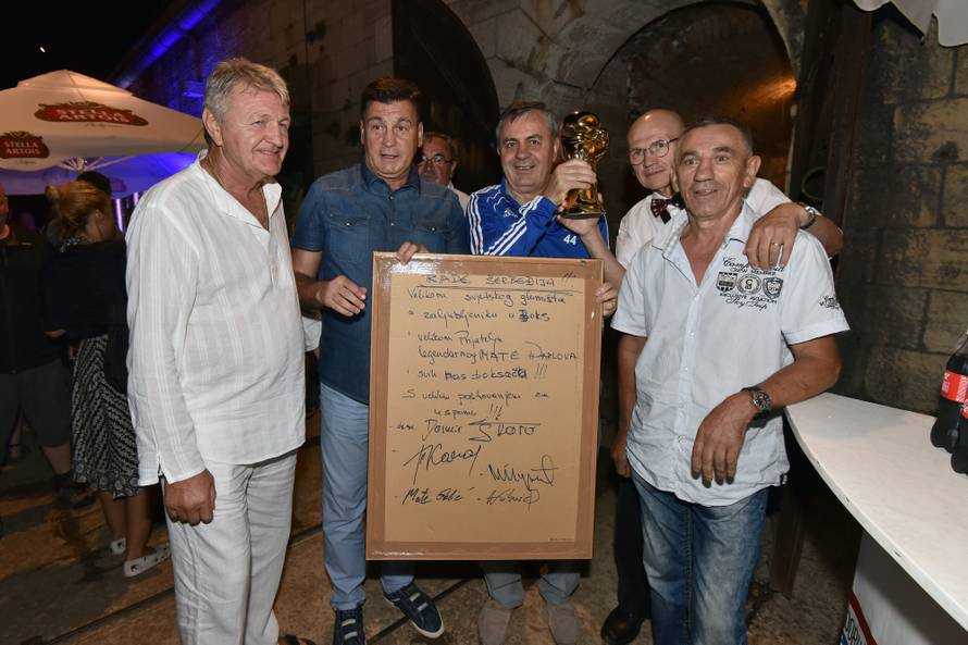 Na premijeri su boksački šampioni skandirali Šampionu