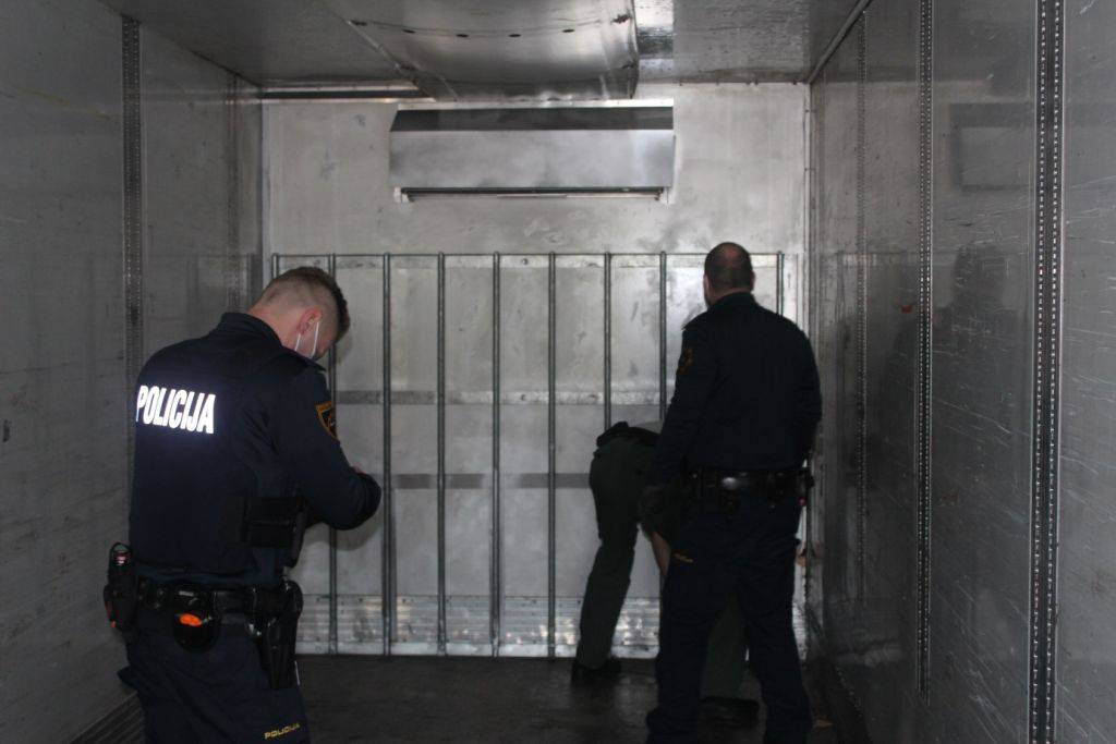 Švercali migrante na Obrežju: 13 ljudi ugurali u lažni zid, skoro su se ugušili, bilo je i dvoje djece