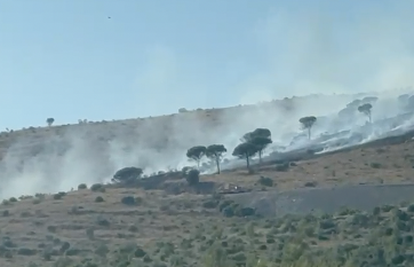 VIDEO Izbio požar kod Trogira, u borbi s buktinjom i kanaderi