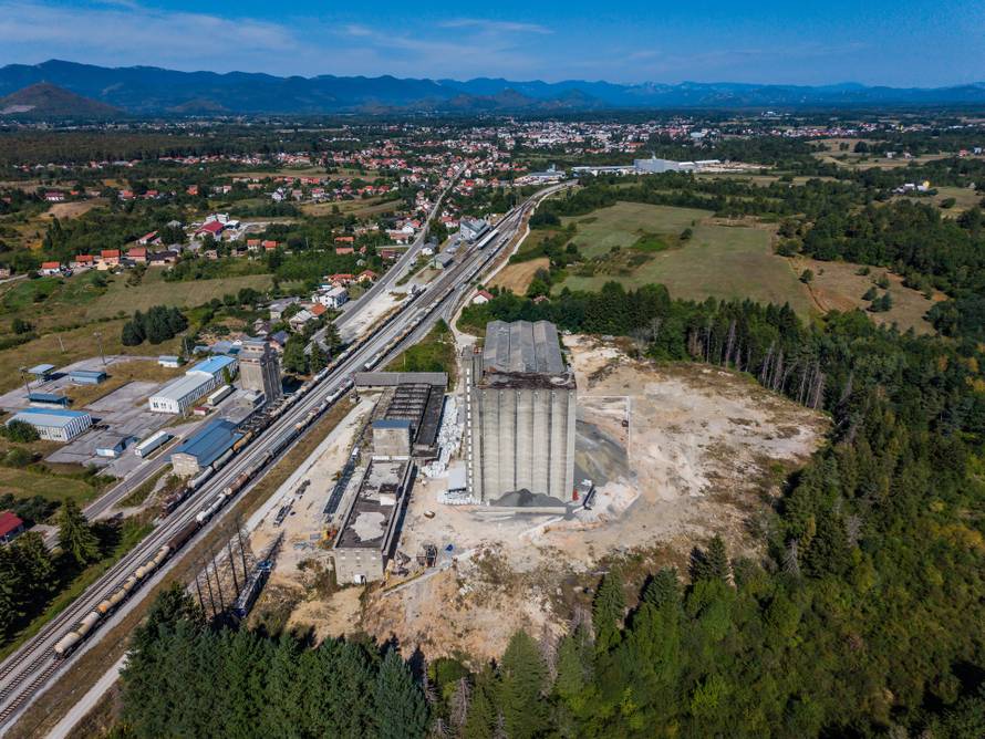 Fotografije iz zraka ilegalnog odlagališta otpada u Gospiću