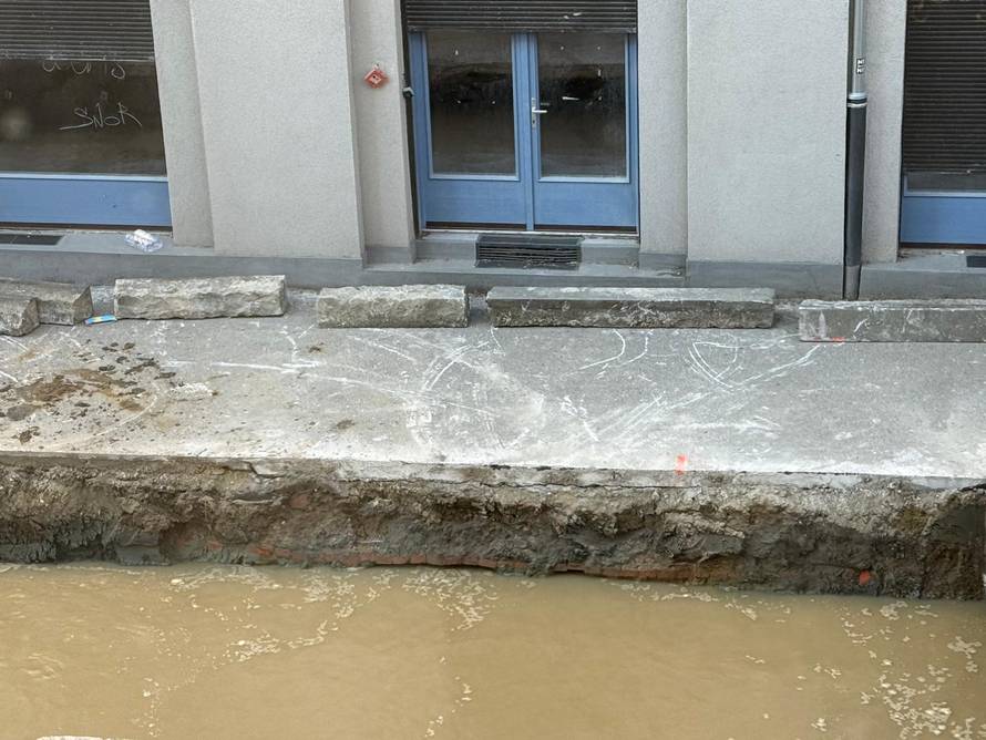 Zagreb: Kopali su otvore za spremnike otpada pa pogodili cijev, stanari su bijesni...