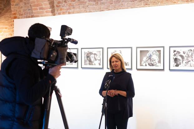 Osijek: Svečano otvorenje izložbe fotografija fotoreporterke Pixsella Emice Elveđi "Srce za Afriku"