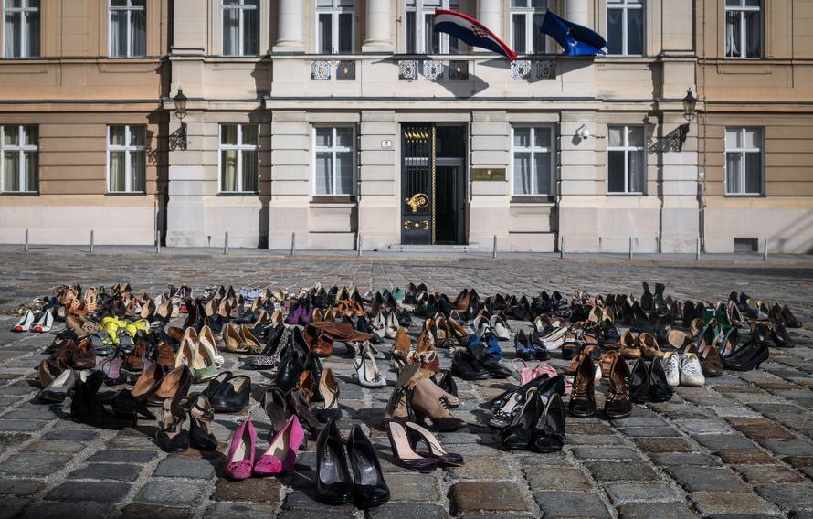 156 pari cipela, 156 ubijenih žena. Je li vam sada jasnije?