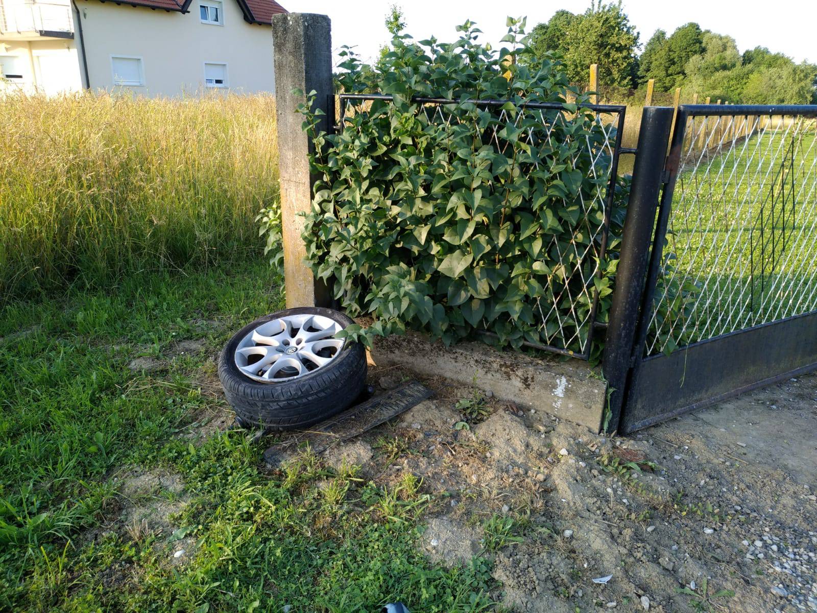 Sjekao zavoj? Alfom se zabio u Corsu pa se prevrnuo na krov