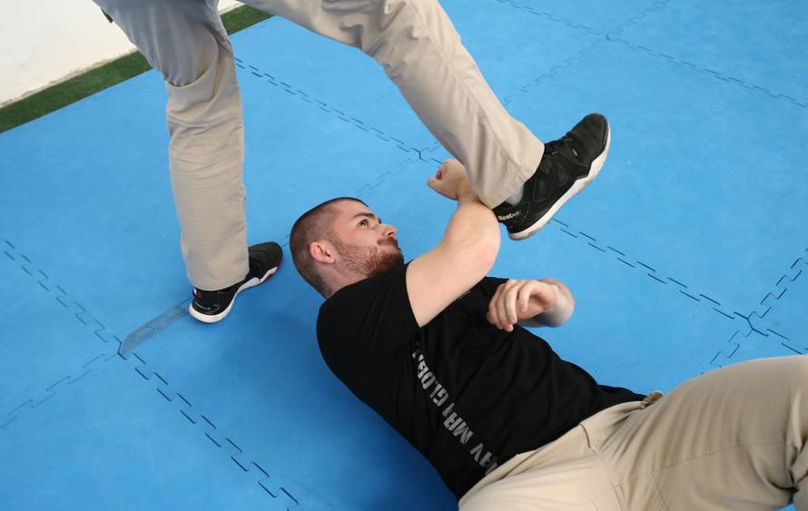 Naučite se spasiti od napada palicom, nožem i pištoljem!