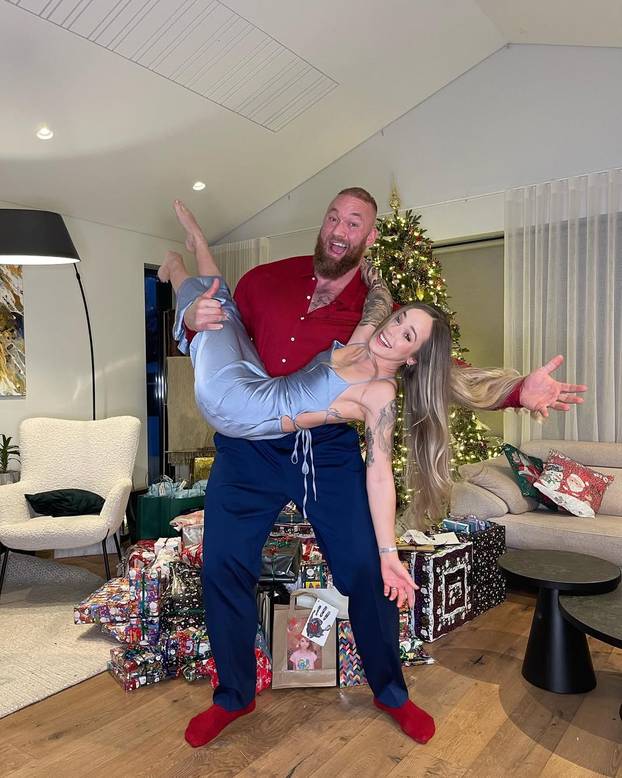 FOTO Najjači čovjek na svijetu ima 206 cm, a ljubi konobaricu od 157 cm. Tragedija ih zbližila...