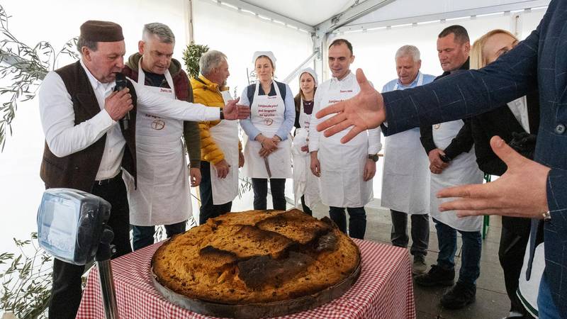 FOTO Ima čak 69 kg! U Žminju ispekli najveću pincu na svijetu