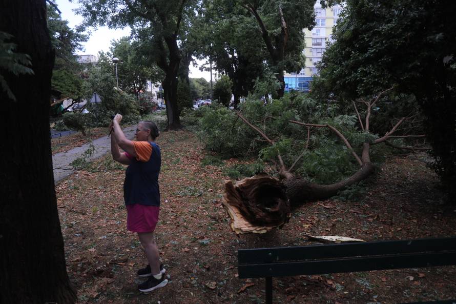 Nevrijeme poharalo Split, vatrogasci imaju pune ruke posla