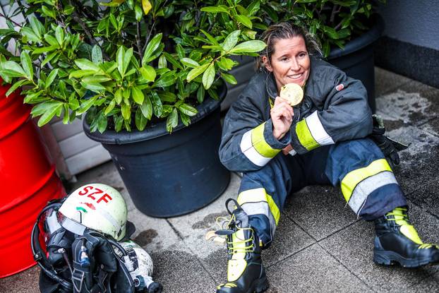 Zagreb: Vatrogasci pod punom opremom pretrčali 666 stepenica u humanitarne svrhe