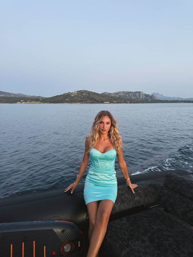 FOTO Talijanska voditeljica je konkurencija Diletti Leotti pred kamerama! Bila je i misica...