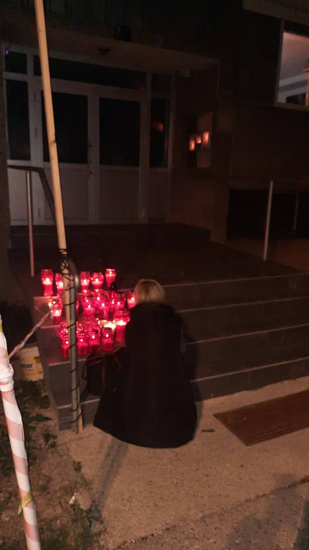 FOTO Pogledajte lampaše koje su fanovi zapalili ispred zgrade Gorana Bareta u Zagrebu