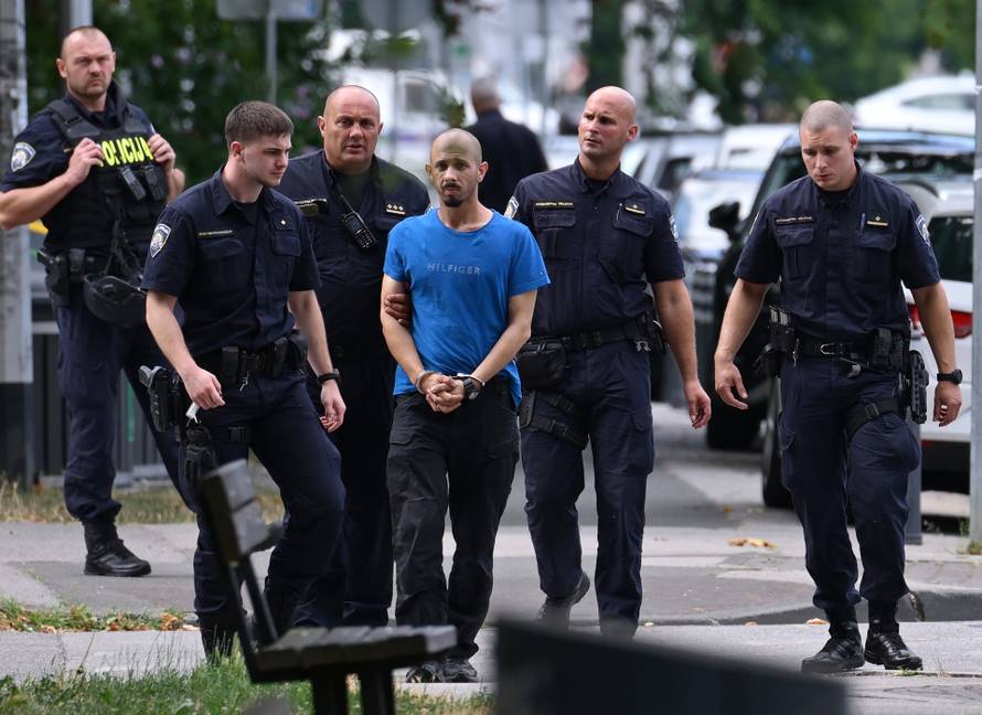 FOTO Izvukao osigurač iz bombe u Novom Zagrebu, hodao kroz park blizu škole. Uhitili su ga!