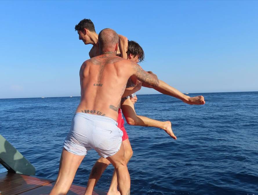 Cruz Beckham u gaćicama od 500 eura: ‘Posudio si tatine? Mobitel mi se pregrijao…’