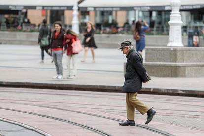 Zagreb: Prohladno i promjenjivo vrijeme navelo je građane na topliju odjeću