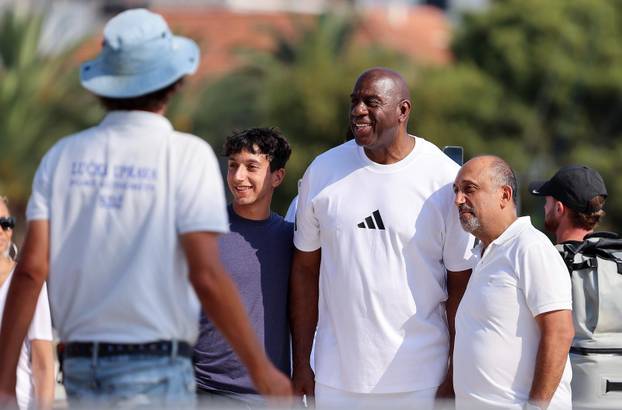 Trogir: Magic Johnson fotografirao se s fanovima na trogirskoj rivi