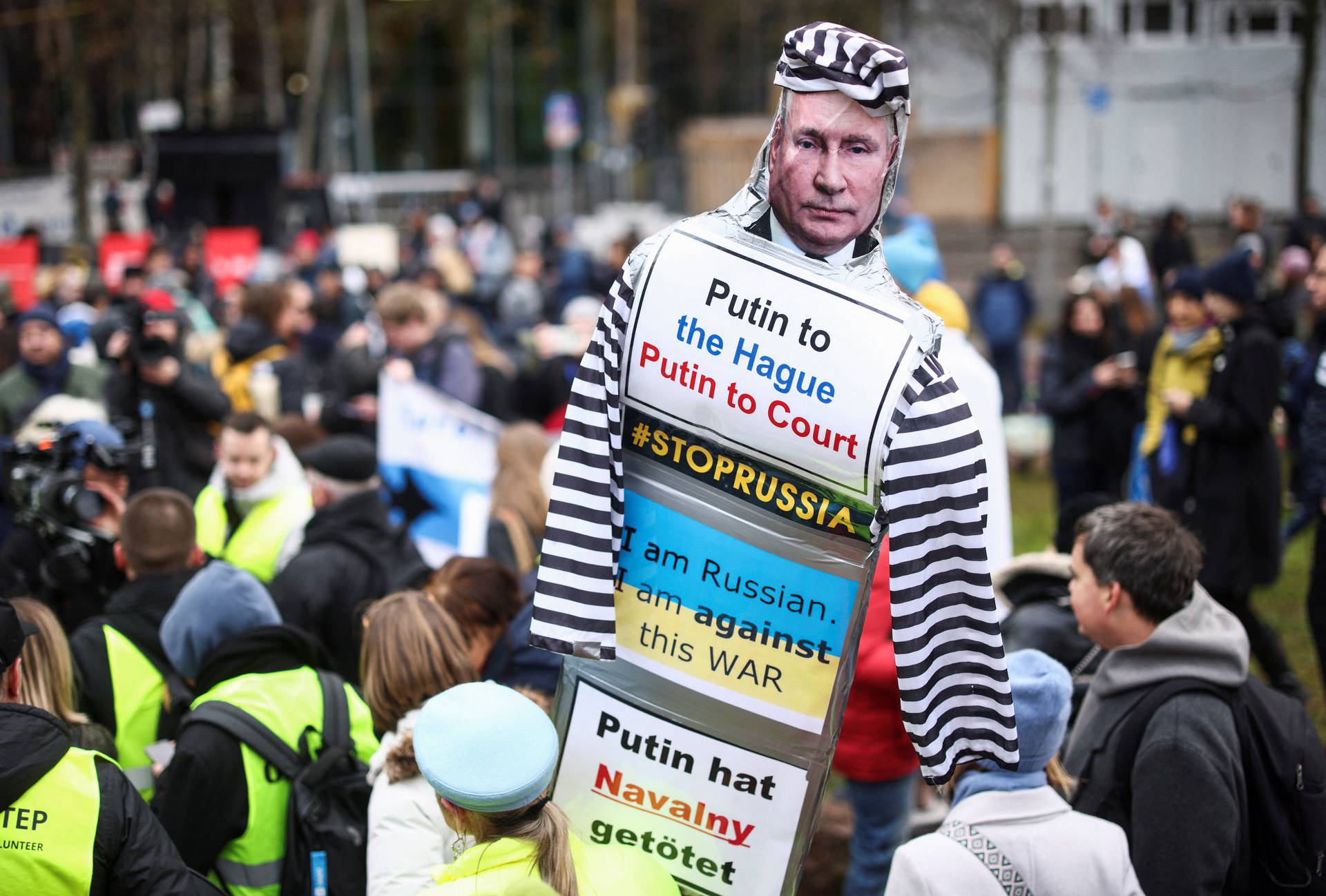 "No to Putin! No to war in Ukraine! Freedom for political prisoners!" protest in Berlin