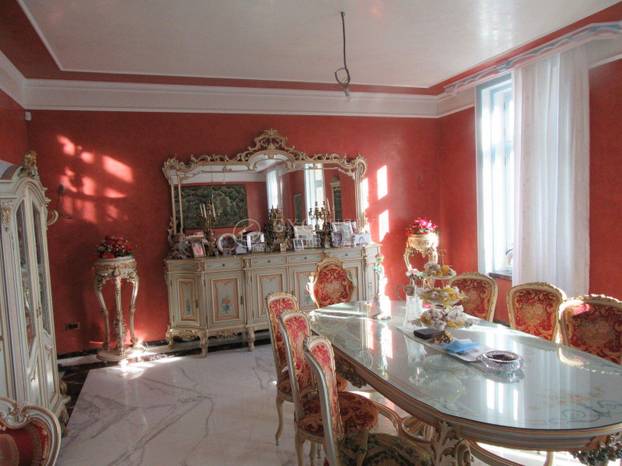 Ovako nešto nikad niste vidjeli! Prodaje se stan u Opatiji: Zlato, mramor, kipovi koji nose TV...