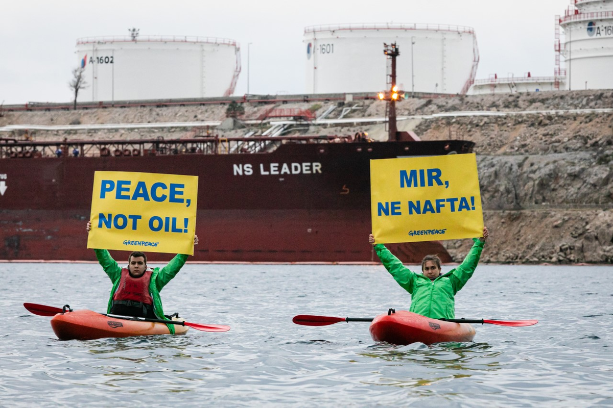 Aktivisti Greenpeacea došli s porukom ispred LNG terminala u Omišlju: Mir, ne nafta!