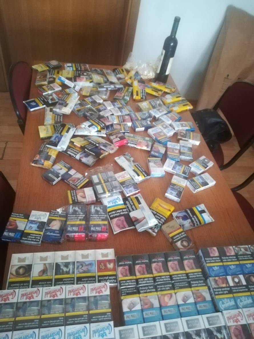 Provaljivali, razbijali stakla, krali su cigarete, duhan, novac