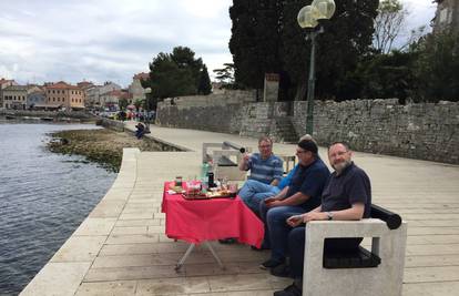 Iznijeli si stol i nareske: Turisti u Poreču jeli na šetnici uz more