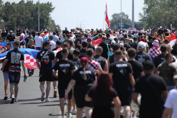 Zagreb: Tisuće fanova Thompsona prolazi Mostom mladosti koji je zatvoren za promet