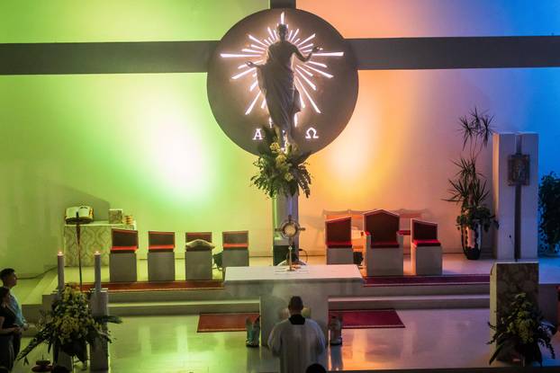 Split: U crkvi Srca Isusova održano je klanjanje za mlade kao odgovor na Noć vještica