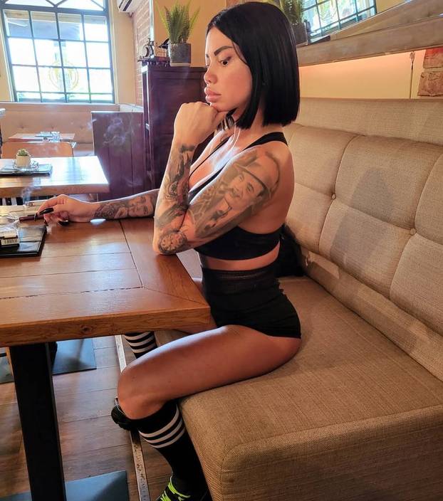 FOTO Sudionici reality showa na dvorištu pukao silikon stražnjice