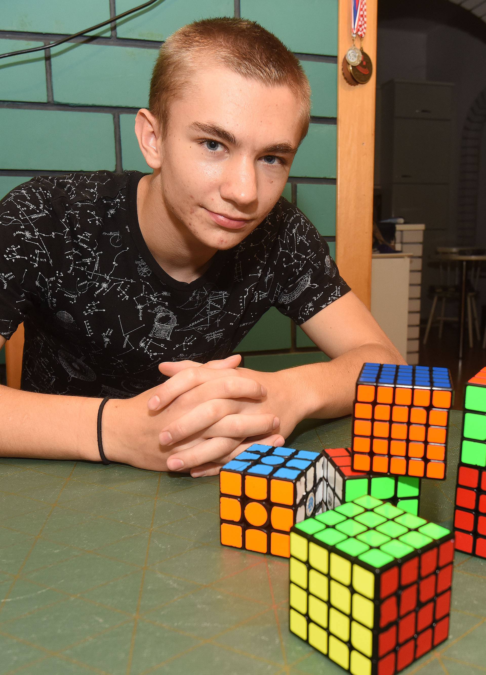 Varaždinski rekorder: Rubikovu kocku složi u samo 8 sekundi!