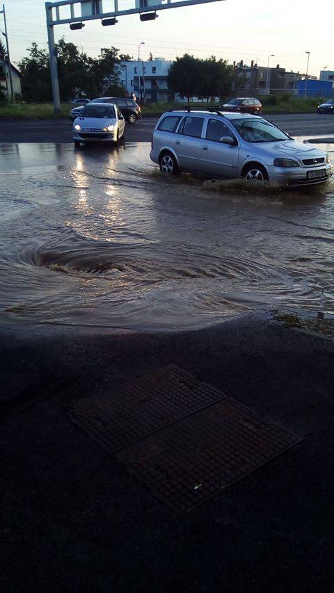 Pukla cijev i poplavila cijelu ulicu u zagrebačkom Vrapču