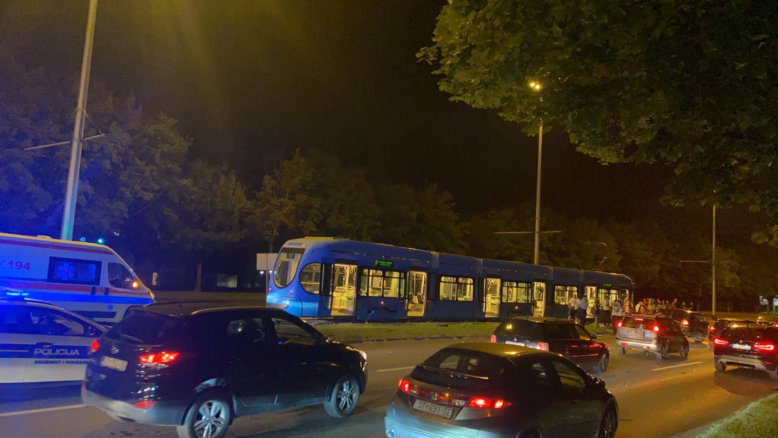 VIDEO Krš i lom u Zagrebu: Auto se odbio od rubnika u tramvaj