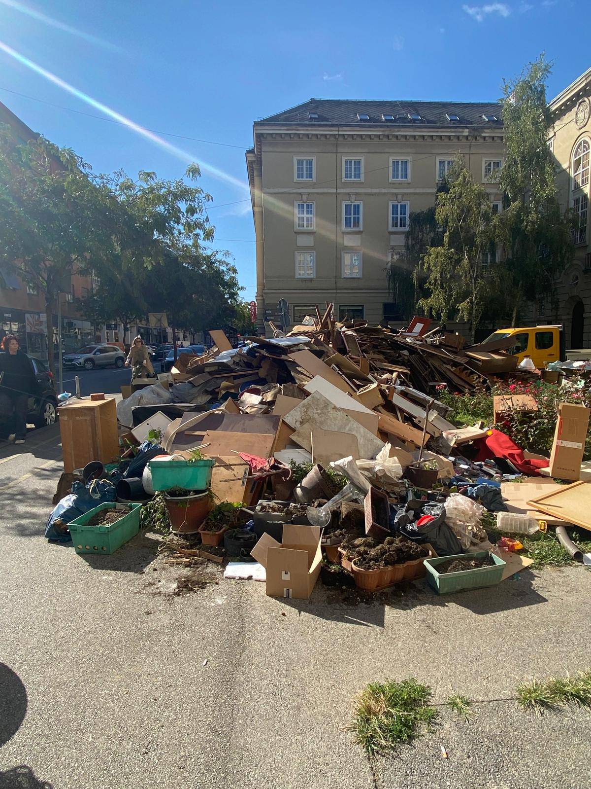 FOTO Jedna od najljepših ulica u Zagrebu zatrpana je smećem: 'Ta hrpa se samo povećava'