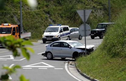 Šleperu otkazale kočnice pa udario u auto i u nadvožnjak