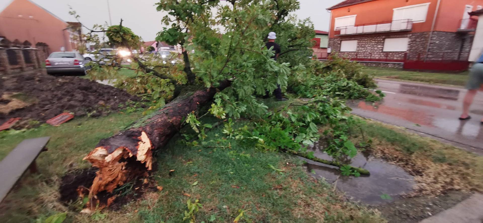 'Primili smo kući stradale nakon potresa, a nas su svi zaboravili. Tu ljudi danima jedu stari kruh'