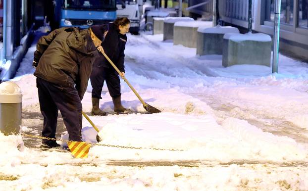 Zagreb: Građani čiste snijeg sa pločnika i ispred zgrada