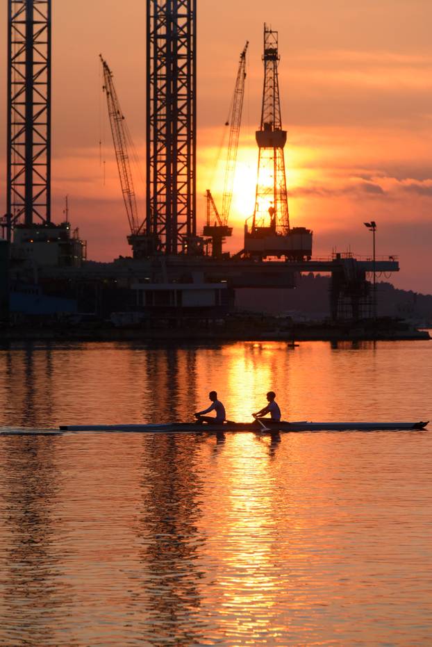 Pula: Zalazak sunca u pulskoj luci