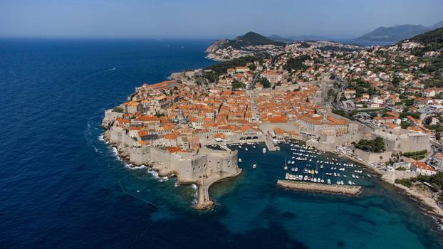 Pogled iz zraka na staru jezgru Dubrovnika