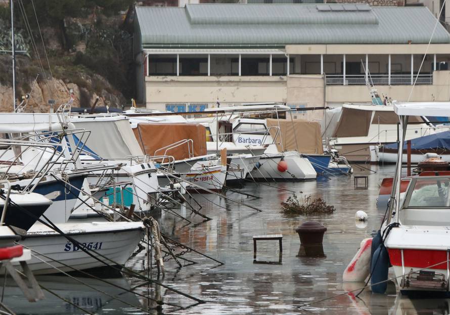 Šibenik: Jugo potopilo Dolac, cijela riva je pod morem