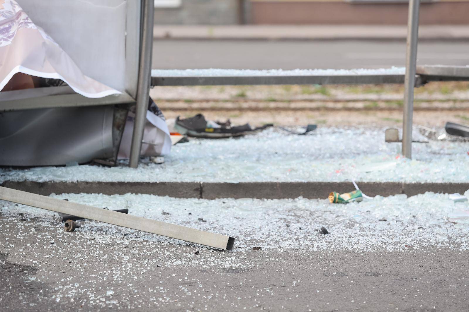 Autom se zabio u stanicu: 'Sreća da nitko nije stradao! Oštetio je tramvaj, razbio staklo, ogradu'